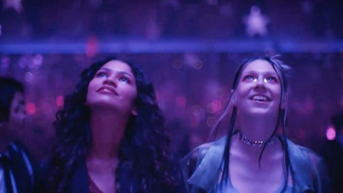 Euphoria: le idee regalo per le fan della serie Una scena di Euphoria con le due protagoniste