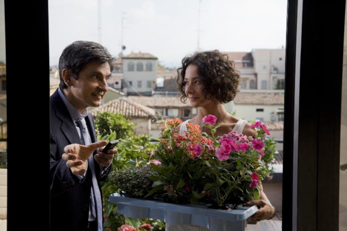 Dove è stato girato Baciato dalla fortuna? Vincenzo Salemme e Nicole Grimaudo in una scena del film Baciato dalla fortuna