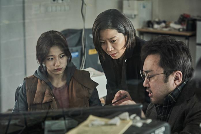 Ashfall - The Final Countdown, di cosa parla il disaster-movie sudcoreano Bae Suzy, Jeon Hye-jin e Ma Dong-seok in una scena di Ashfall