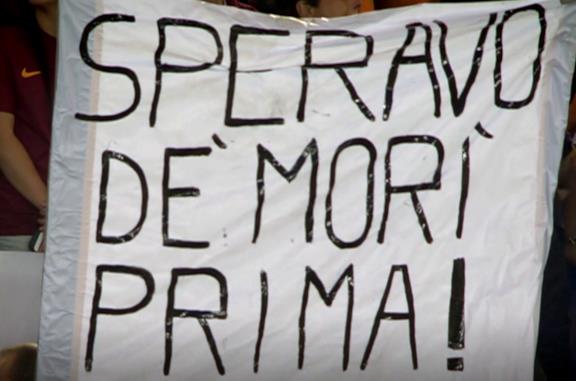 Speravo de morì prima: lo striscione dell'addio a Totti che presta il titolo alla serie Sky