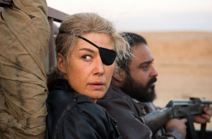 Un primo piano di Rosamund Pike nel film A Private War