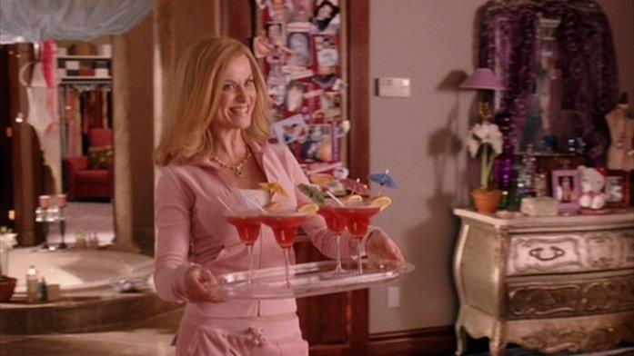 Amy Poehler Amy Poehler in una scena di Mean Girls dove porta i bicchieri