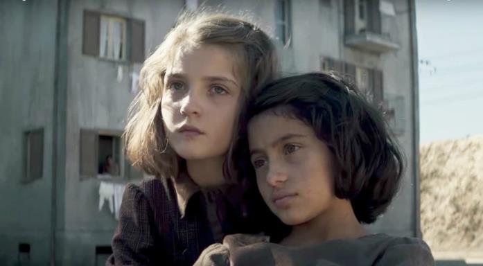 Elena e Lila Elena e Lila abbracciate nel rione da piccole