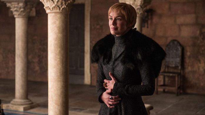 Lena Headey in un gesto di protezione di Cersei Lannister verso il suo bambino