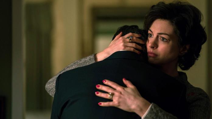 Anne Hathaway abbraccia Mark Ruffalo Anne Hathaway abbraccia Mark Ruffalo in Cattive acque