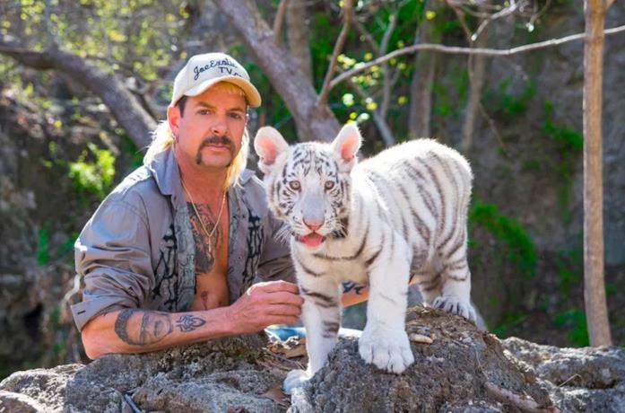 Joe Exotic con un cucciolo di tigre