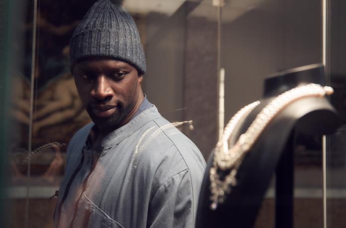 Lupin e la collana della regina Omar Sy nel primo episodio di lupin
