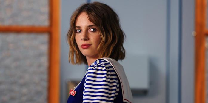 Maya Hawke è Robin Buckley in Stranger Things 3 Primo piano di Maya Hawke in divisa Scoops Ahoy in Stranger Things 3