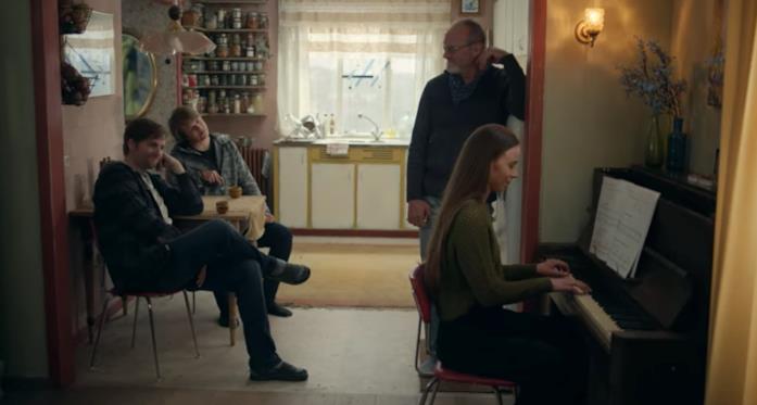 Gríma suona per la sua famiglia La famiglia di Gríma riunita mentre lei suona il piano