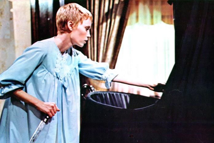 Rosemary armata di coltello vicino alla culla del figlio Mia Farrow interpreta Rosemary Woodhouse