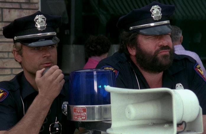 Bud Spencer e Terence Hill in una scena de I due superpiedi quasi piatti