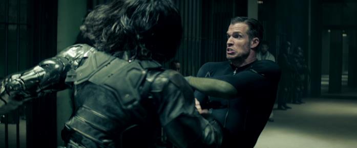 Scontro tra Soldati d'Inverno, un momento chiave della storia del MCU Bucky si batte con un Soldato d'Inverno in Captain America: Civil War
