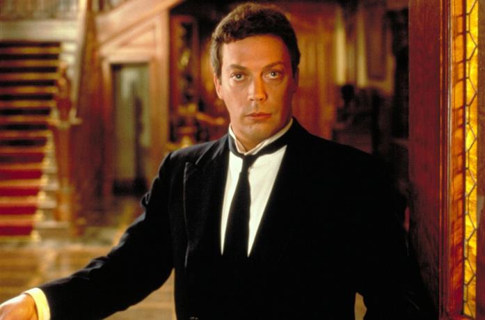 Tim Curry in una scena del film Clue
