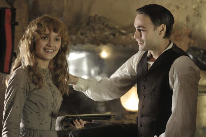 The Limehouse Golem - Mistero sul Tamigi, la spiegazione del finale Olivia Cooke e Douglas Booth in una scena del film The Limehouse Golem - Mistero sul Tamigi