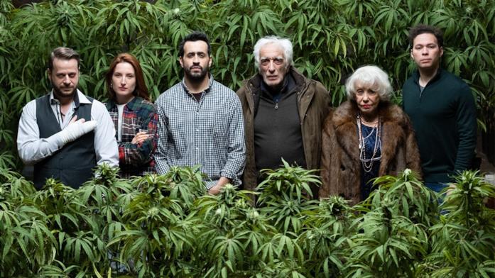 I protagonisti di Altro che caffé Joseph e la sua famiglia sono circondati dalla marijuana