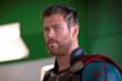 L'attore Chris Hemsworth interpreta Thor in una sequenza di Ragnarok