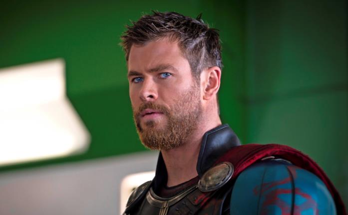 L'attore Chris Hemsworth interpreta Thor in una sequenza di Ragnarok