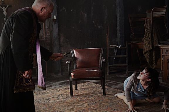 Padre Lucas (Anthony Hopkins) esorcizza Rosaria (Marta Gastini)