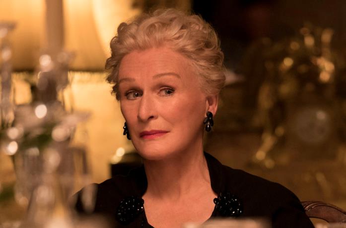 Glenn Close dà uno sguardo laterale sorpreso durante una cena in famiglia