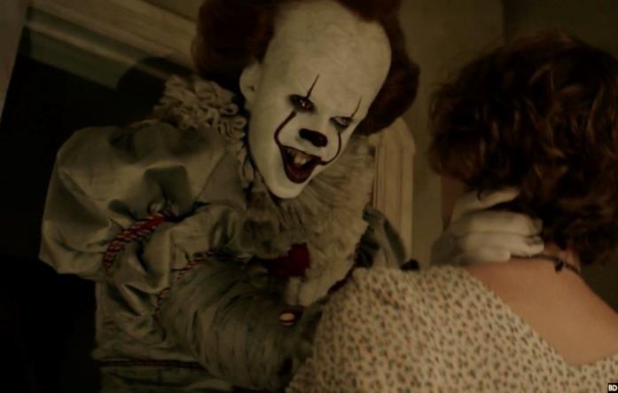Pennywise spaventa Bev Marsh Pennywise spaventa Bev nel film di IT