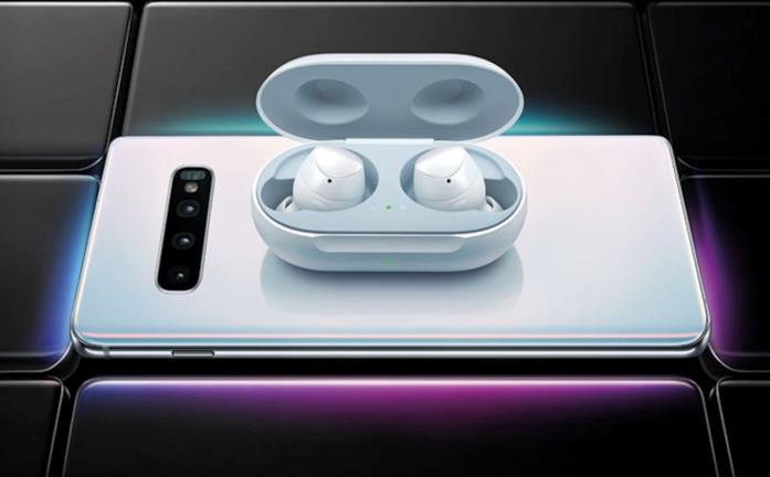 I Galaxy Buds supportano la funzione Wireless PowerShare Immagine promozionale di Samsung con il Galaxy S10+ e i nuovi Galaxy Buds