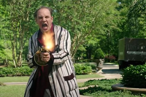 Capone (Tom Hardy) Capone spara a tappeto nel proprio giardino