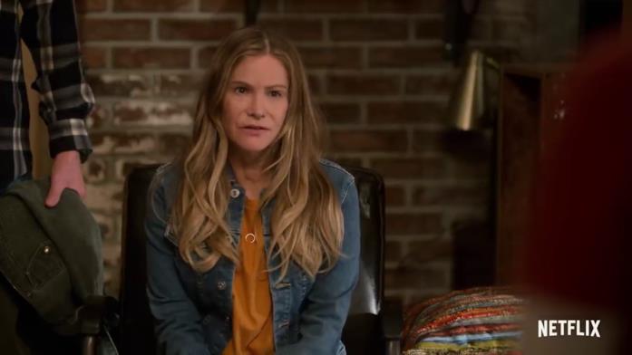 Jennifer Jason Leigh in una scena tratta dal trailer della quarta stagione di Atypical Jennifer Jason Leigh è Elsa Gardner in Atypical