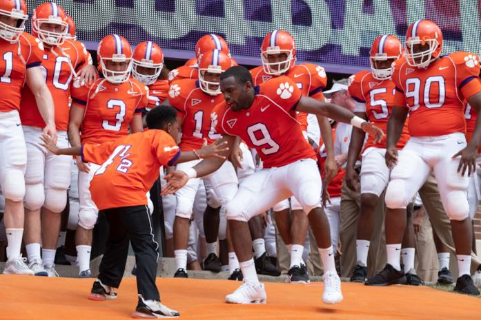 Ray McElrathbey gioca a football Ray McElrathbey nel campo da gioco con il fratello