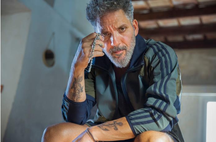 Beppe Fiorello in Gli orologi del diavolo