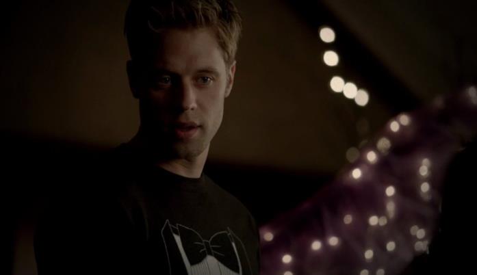 Shaun Sipos nella sesta stagione di The Vampire Diaries Shaun Sipos è Aaron Whitemore in The Vampire Diaries