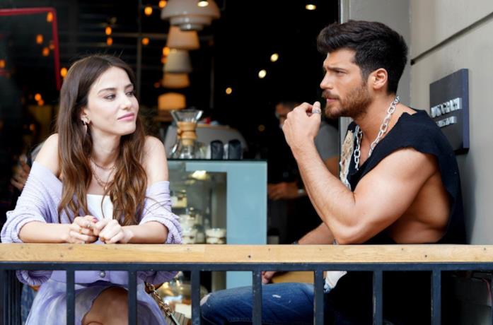 Dopo Bitter Sweet, Özge Gürel e Can Yaman di nuovo insieme in Bay Yanlış