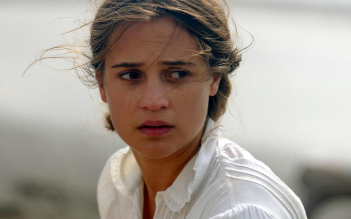 Alicia Vikander protagonista della serie tratta da Il delitto perfetto? Un intenso primo piano di Alicia Vikander dal film La luce sugli oceani di Derek Cianfrance