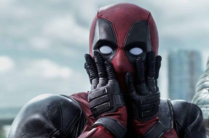 Il protagonista del film Deadpool Deadpool è incredulo, portando le mani al volto