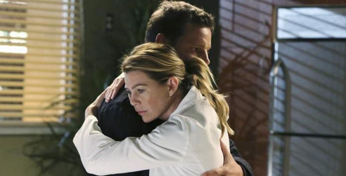 Alex e Meredith abbracciati in un episodio di Grey's Anatomy Un momento di conforto tra Alex e Meredith