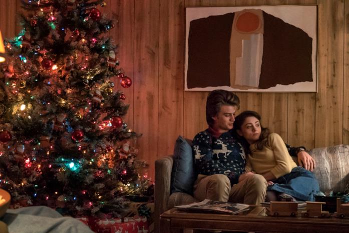La prima stagione di Stranger Things si conclude sotto Natale Steve e Nancy vicino a un albero di Natale nel finale della prima stagione di Stranger Things