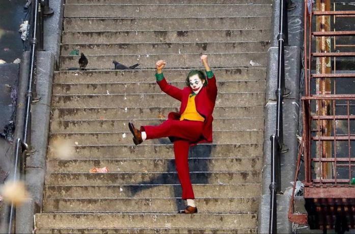 Joker balla sulla scalinata
