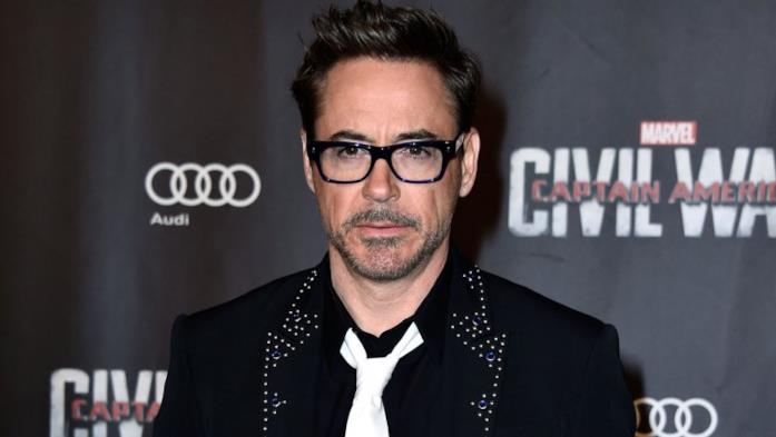 Robert Downey Jr secondo attore più pagato di Hollywood Robert Downey Jr. in posa