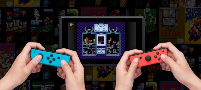 Due giocatori si sfidano grazie a Nintendo Switch Online su un classico NES