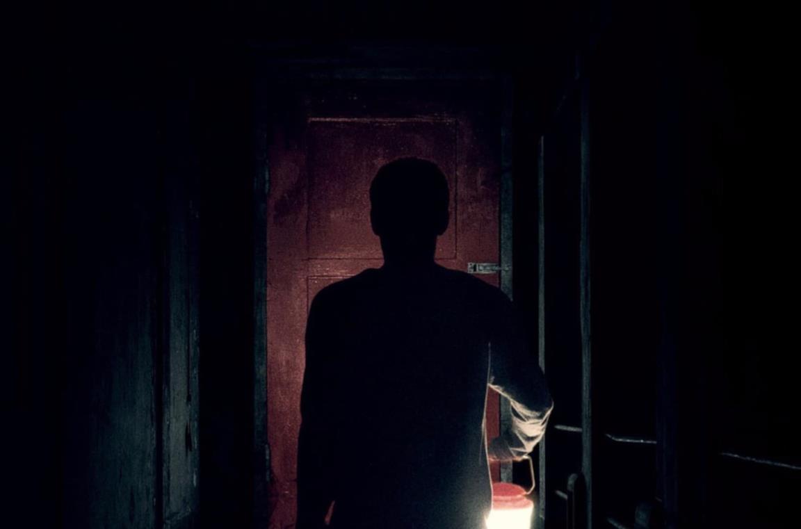 Travis davanti alla porta rossa in It Comes at Night
