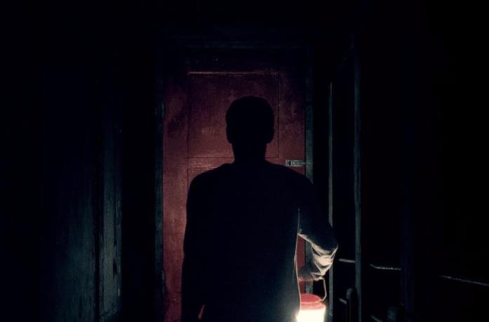 Travis davanti alla porta rossa in It Comes at Night