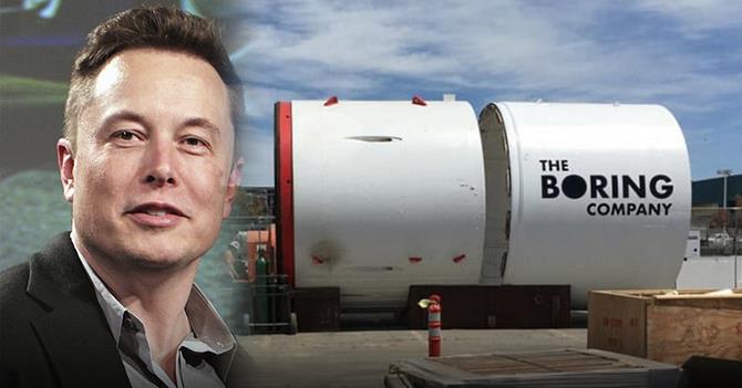 Elon Musk e il logo della sua azienda The Boring Company