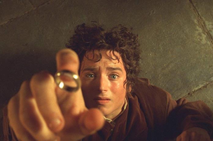Elijah Wood in una scena del film Il Signore degli Anelli - La compagnia dell'Anello