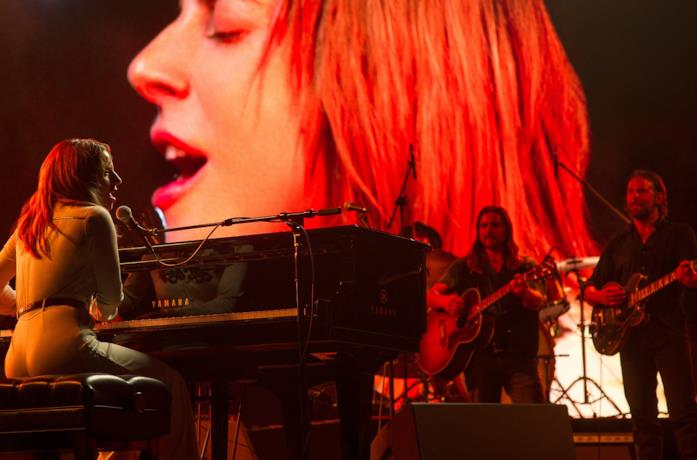 Lady Gaga nel film A Star is Born Ally Campana sta suonando sul palco