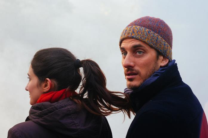 Ricordi?: una storia d'amore attraverso la memoria Luca Marinelli e Linda Caridi in una scena di Ricordi?
