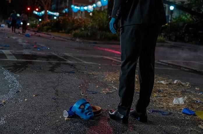 Una scena dell'episodio A God Walks into Abar della serie Watchmen