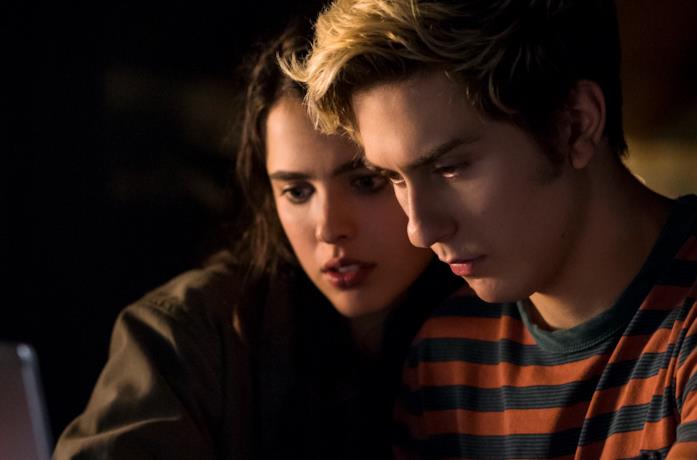 Margaret Qualley e Nat Wolff in una scena del film