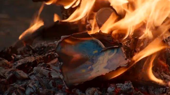 La fata blu brucia nel fuoco La fata blu brucia nel finale della seconda stagione di L'amica geniale