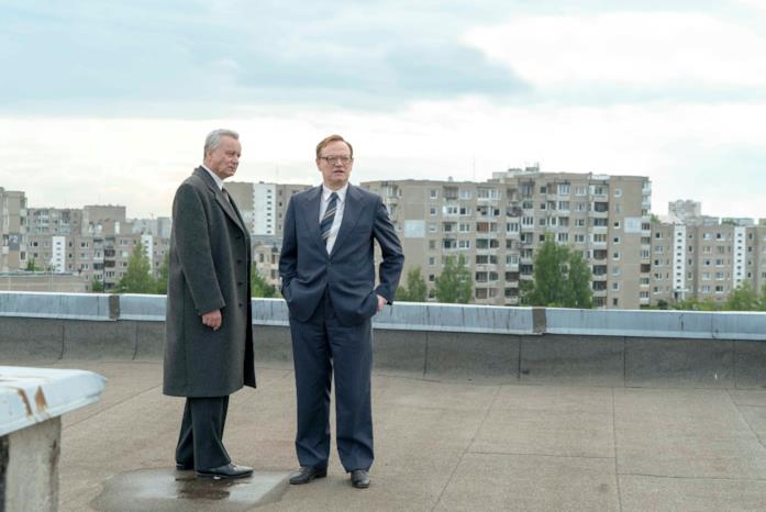Dov'è stata girata Chernobyl? Ecco le location della serie TV Una foto di Stellan Skarsgård e Jared Harris nella serie TV Chernobyl