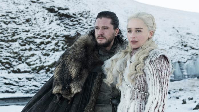 Kit Harington ed Emilia Clarke in Game of Thrones 8