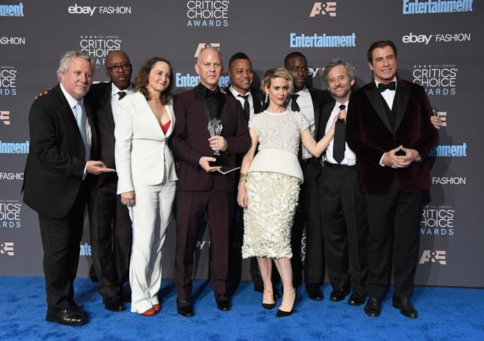 Il cast di American Crime Story sfoggia il premio vinto ai Critics' Choice Awards Il cast di American Crime Story ai Critics' Choice Awards con il premio vinto